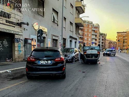 Roma, donna muore in incidente stradale. Ferite altre cinque persone