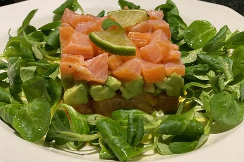 Tartare di salmone e avocado: la ricetta di pesce per il pranzo light