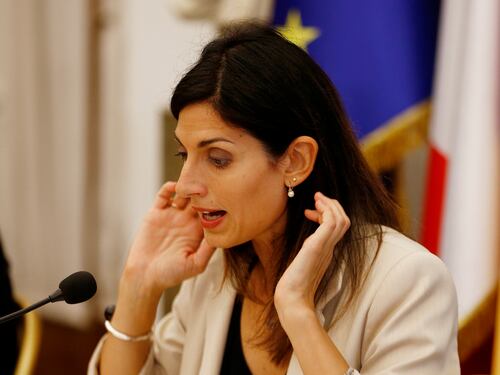 La Raggi incenerisce altri manager