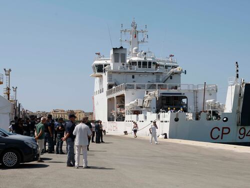 La Diciotti a Catania ma niente sbarco. Salvini: "Non attraccherà lì"
