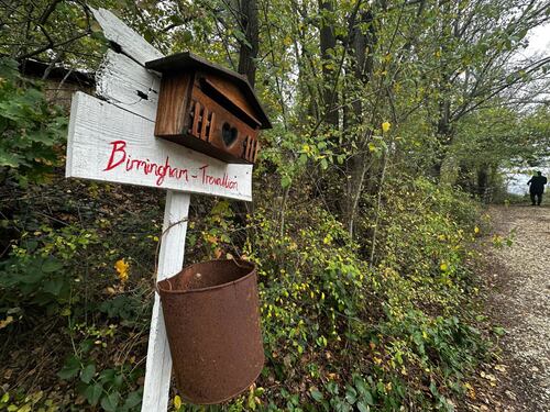 Famiglia nel bosco, il vero nodo è la "deprivazione relazionale". A Roma corteo per i bambini