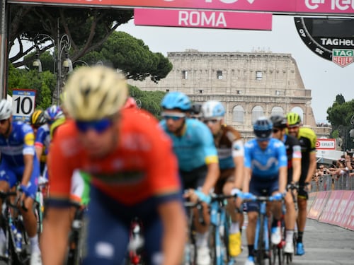I ciclisti protestano per le buche di Roma, si ferma il Giro d'Italia
