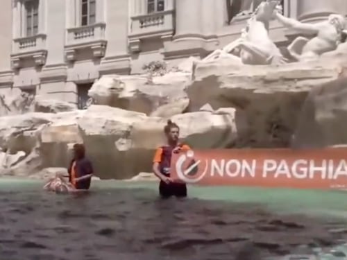 Roma, gli ambientalisti di Ultima Generazione versano liquido nero nella Fontana di Trevi