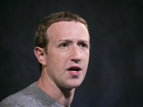 Facebook down, Zuckerberg piange in Borsa: perde 6 miliardi di dollari