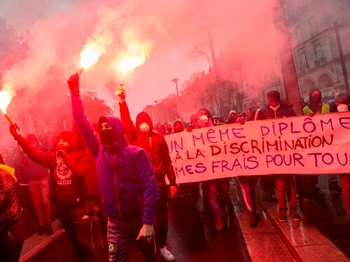 Gilet gialli, scontri e feriti in Francia e a Bruxelles