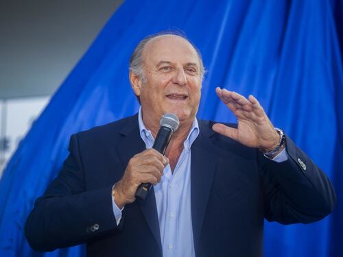 Gerry Scotti elogia Giorgia Meloni: sta facendo cose egregie