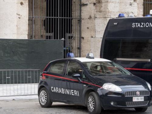 Vandali scatenati al Colosseo, sul pilastro compaiono le scritte: "Balto e Morte"