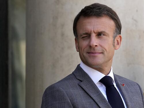 Migranti, Macron ci prende in giro: chiude i confini e poi promette solidarietà