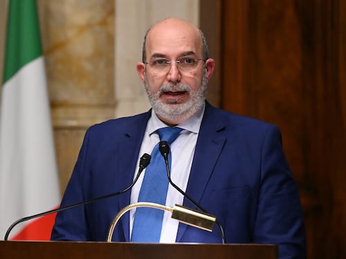 Vito Crimi espelle i dissidenti grillini. Massacrato sui social