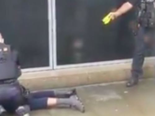 Accoltellati davanti al centro commerciale. Arrestato un uomo a Manchester