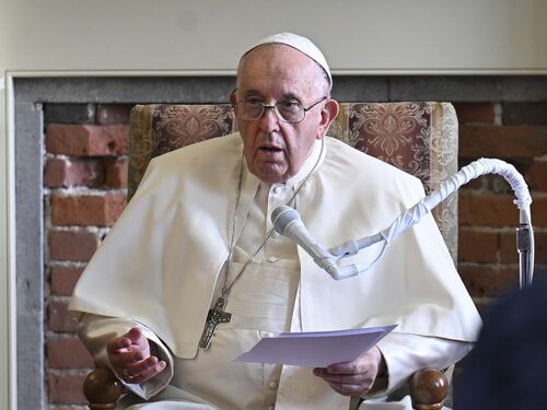 Chiesa, Papa Francesco è stanco: “Dimissioni? Porta aperta. Potrei farmi da parte”