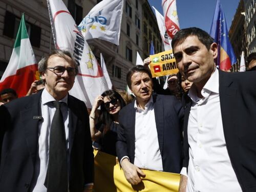 Fratoianni, gelo alla manifestazione no-armi: "Vendi la Tesla!", la contestazione
