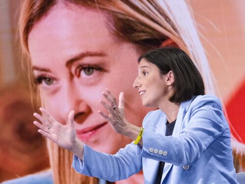 Giorgia Meloni-Elly Schlein, il duello fa accapigliare le televisioni