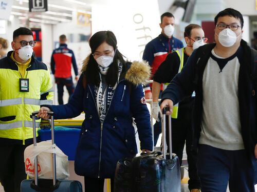 Coronavirus, l'hostess Alitalia è disperata: ho la febbre da giorni e non mi fanno il tampone