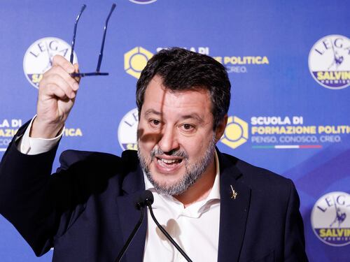 Paragone difende Salvini: “Menarlo è lo sport che va di moda”