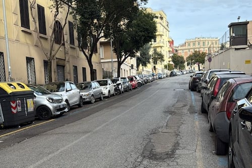 Via Castellini nel degrado: buche e incuria davanti al Comando Generale dei Carabinieri