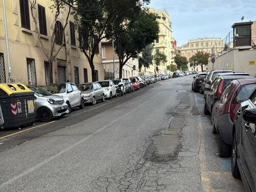 Via Castellini nel degrado: buche e incuria davanti al Comando Generale dei Carabinieri