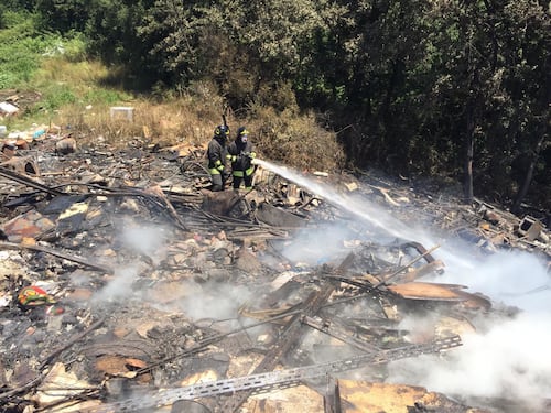 Castel Romano, inferno di fuoco al campo rom. I vigili del fuoco: "Ora basta, la Raggi intervenga"