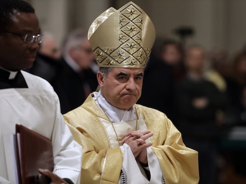 Vaticano, partita la caccia per trovare chi ha passato le carte di Becciu a Striano