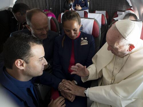 Matrimonio ad alta quota, Papa Francesco sposa a sorpresa hostess e steward