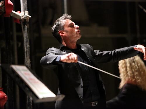 "Babbo Natale non esiste". Cacciato il direttore d'orchestra dello show Frozen