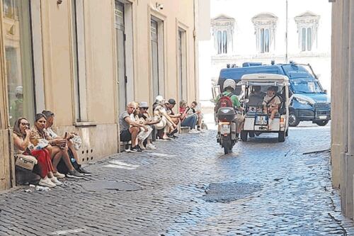 Roma, il Centro è fuori controllo. “Giubileo a rischio collasso”, dilaga il degrado