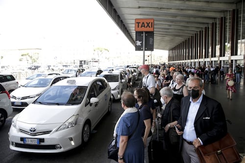 "Roma è una giungla". La furia dei tassisti contro Gualtieri: viabilità tutta da rifare