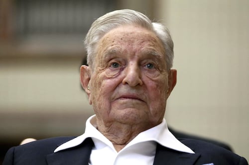 George Soros, il bancomat della sinistra. Associazioni, ong e onlus: così il miliardario plasma l’Italia