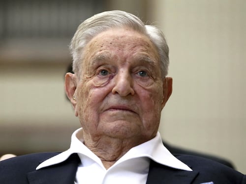 George Soros, il bancomat della sinistra. Associazioni, ong e onlus: così il miliardario plasma l’Italia