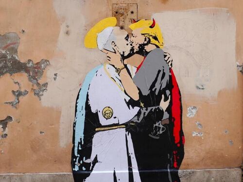 Papa Francesco bacia Trump, spunta il murales vicino al Vaticano