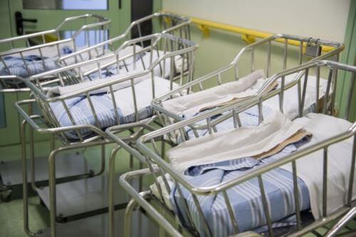 Crisi della natalità, in 8 anni 100mila neonati in meno