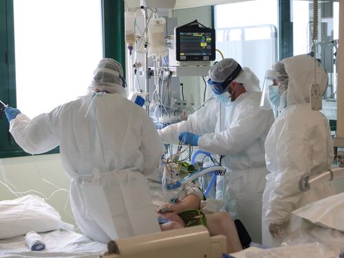 Covid, fine di un’era: addio alle mascherine negli ospedali. Ma le Rsa…