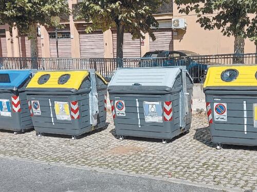 Roma invasa dai cassonetti: addio al 'porta a porta'. Posti auto in fumo