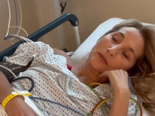 Jo Squillo fa preoccupare i fan: "Andato tutto bene". Il video dall'ospedale