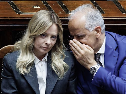 Migranti, stop ai ricorsi farlocchi per far restare i clandestini. Piantedosi spinge i rimpatri