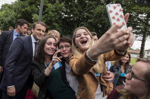 Dai vip ai politici alle mamme: la selfie-mania non passa di moda