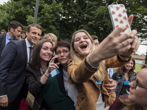 Dai vip ai politici alle mamme: la selfie-mania non passa di moda