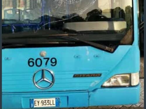 Lanciano mattoni contro i bus, paura a Ostia Antica e corse soppresse