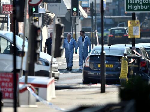 Attacco a Londra, furgone sulla folla: un morto e otto feriti