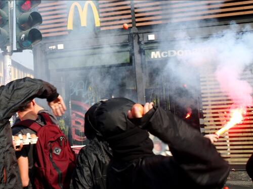 Alternanza scuola-lavoro, gli studenti scendono in piazza: caos e tensione a Roma e Milano