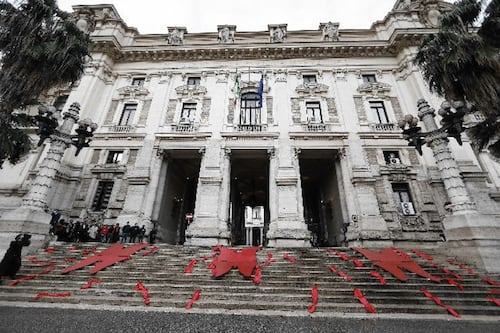 Appalti e mazzette al Ministero dell'Istruzione, 15 indagati