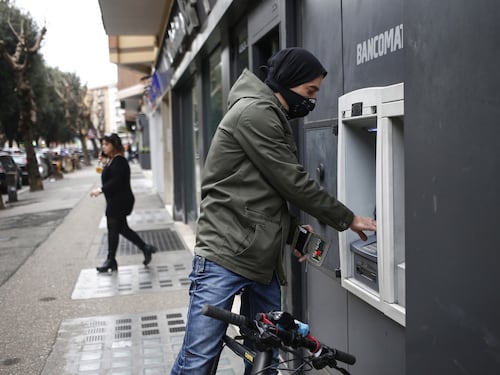 Rubavano i bancomat spediti ai clienti. Così spendevano i soldi