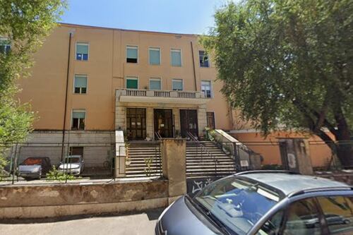 Guardie giurate armate per proteggere il Municipio. "E i vigili lì accanto?"