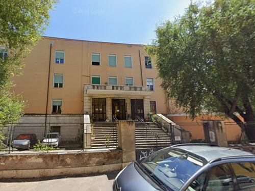 Guardie giurate armate per proteggere il Municipio. "E i vigili lì accanto?"
