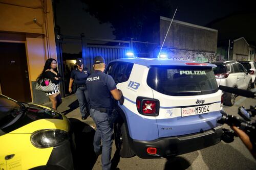 Terrore nella notte a Milano: filippino aggredisce passanti con un coltello poi viene ucciso