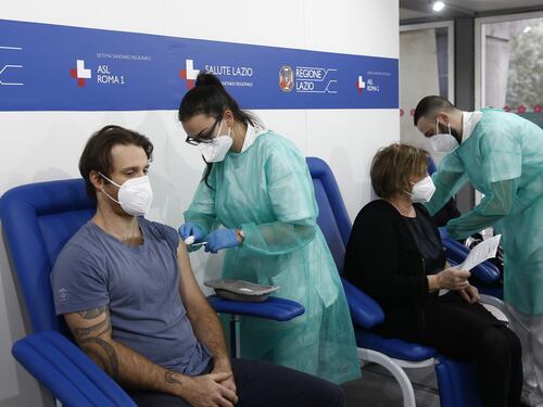 La verità sui vaccini: no vax in terapia intensiva 30 volte di più di chi ha la terza dose