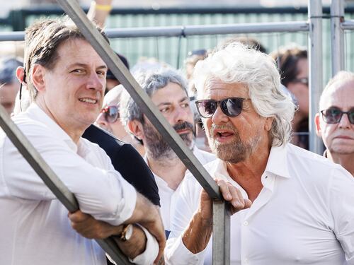 M5S, scontro totale. La lettera di Conte a Grillo: "Potrei sospendere i contratti"