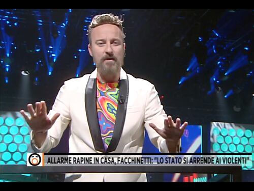 Fuori dal coro, monologo show di Facchinetti: “Politica fatta da pagliacci”