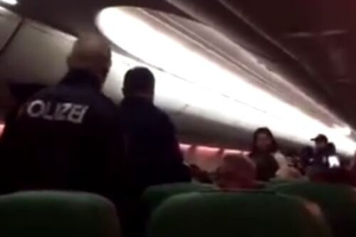 Rivolta contro il passeggero petomane: aereo costretto all'atterraggio d'emergenza