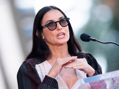 Demi Moore choc: "A 15 anni mia mamma pagò un uomo per violentarmi"